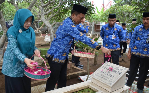 Peringati HUT KORPRI ke- 52, Pj Bupati dan Pejabat Cilacap Ziarah ke TMP Surengrono