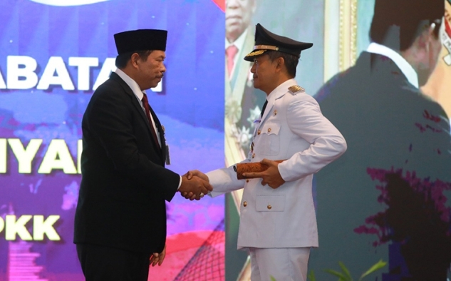 Lantik Pj Bupati Karanganyar, Nana Sudjana Minta Kendalikan Inflasi 