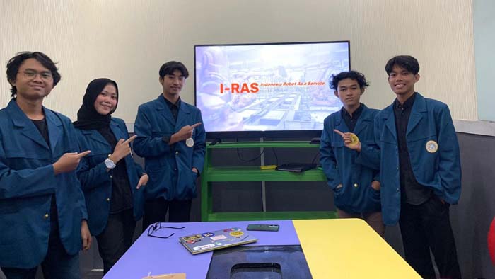 Inovasi Mahasiswa UNAIR Raih Gold Medal di NASPO dengan Layanan Robot Berlangganan