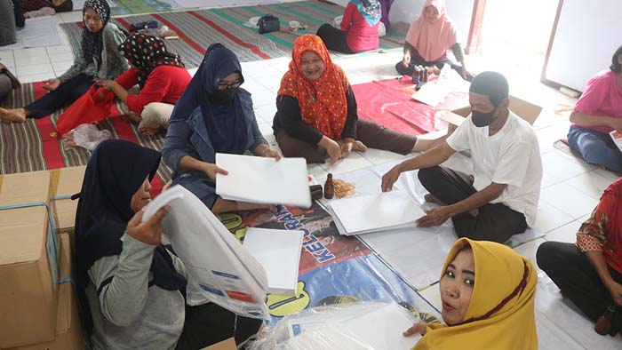 Ratusan Petugas Sortir dan Pelipat Surat Suara Pemilu 2024 di Kabupaten Blora Tetap Beraktivitas Meski Hari Libur