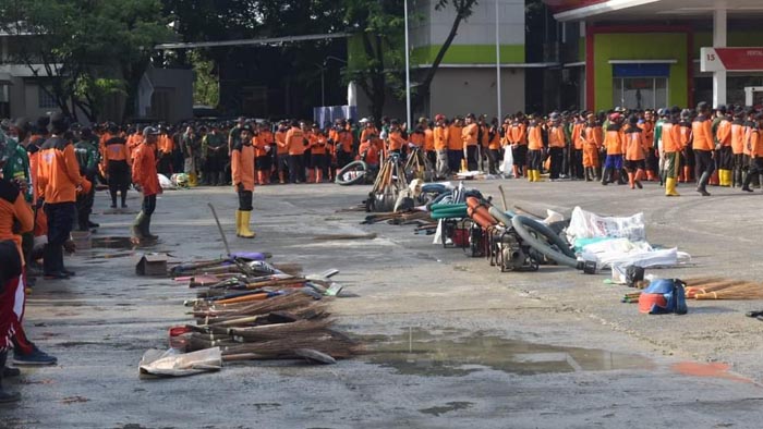 Ribuan Relawan Bersatu dalam Pembersihan Pasca Banjir di Demak