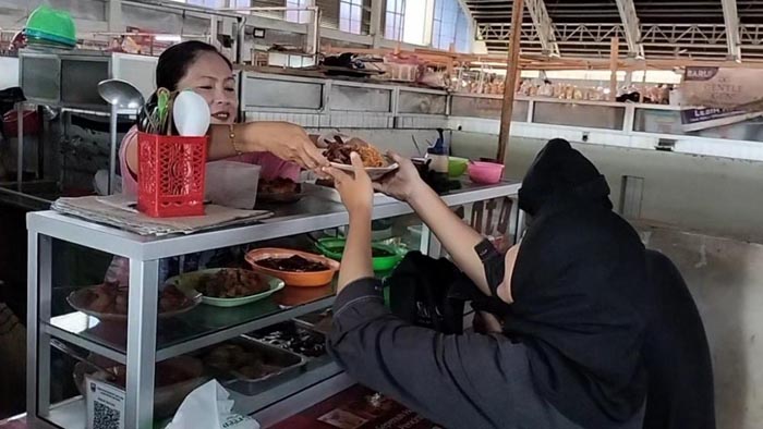 Pedagang Warung Makan Kurangi Porsi Demi Hadapi Kenaikan Harga Beras