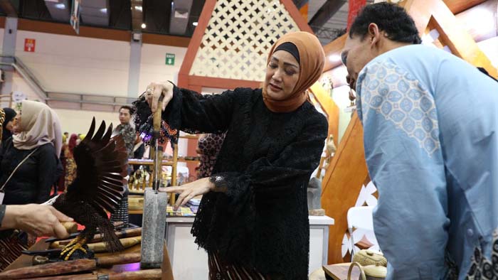 Pesona Tari dan Kriya Jateng Memukau Pengunjung Inacraft 2024 di Jakarta