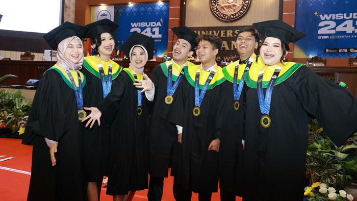 UNAIR Luluskan 1062 Wisudawan, Rektor Tekankan Pentingnya Kejujuran