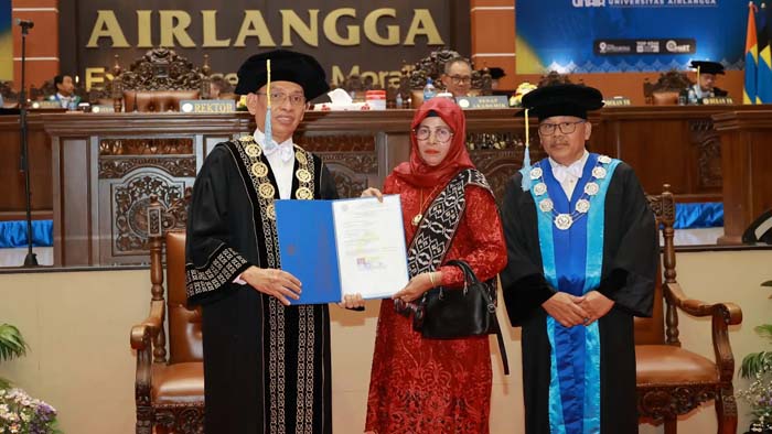 Momen Haru Warnai Penyerahan Ijazah Wisudawan UNAIR yang Meninggal Dunia
