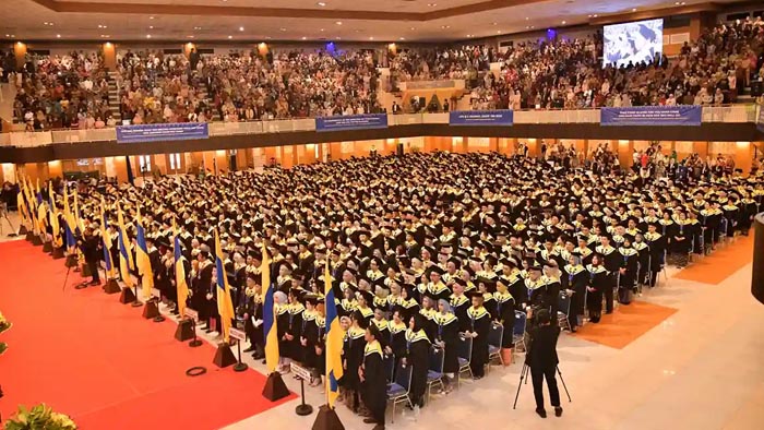 Momen Haru di Wisuda UNAIR, Pesan Rektor untuk Para Lulusan