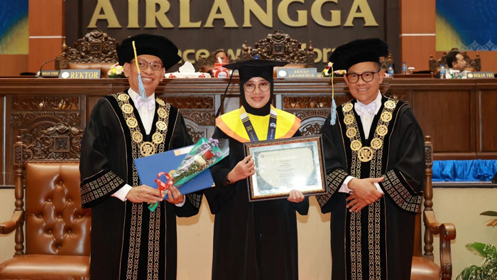 Sandang Wisudawan Terkontributif, Bupati Banyuwangi Lulus dari FISIP UNAIR