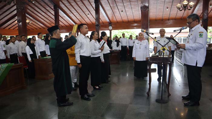 PJ Bupati Banjarnegara Serahkan SK Pengangkatan untuk 584 Pegawai PPPK dan 3 CPNS
