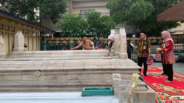 Peringatan HUT ke-521 Kabupaten Demak: Bupati Eisti'anah dan Forkopimda Ziarah ke Makam Leluhur