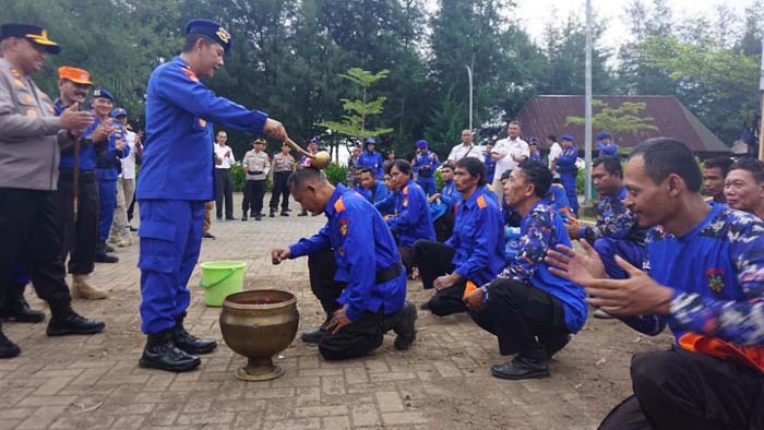 Pelatihan Penyelamatan dan Pertolongan SAR di Pantai Sigandu Batang untuk Hadapi Cuaca Ekstrem