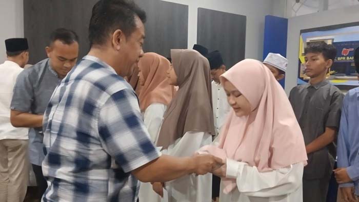 BPR Bapera Batang Berikan Santunan kepada Anak Yatim Piatu dalam Acara Berbuka Bersama