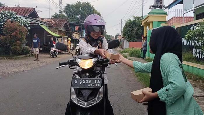Pelajar SD di Batang Bagikan Takjil Gratis kepada Pengguna Jalan