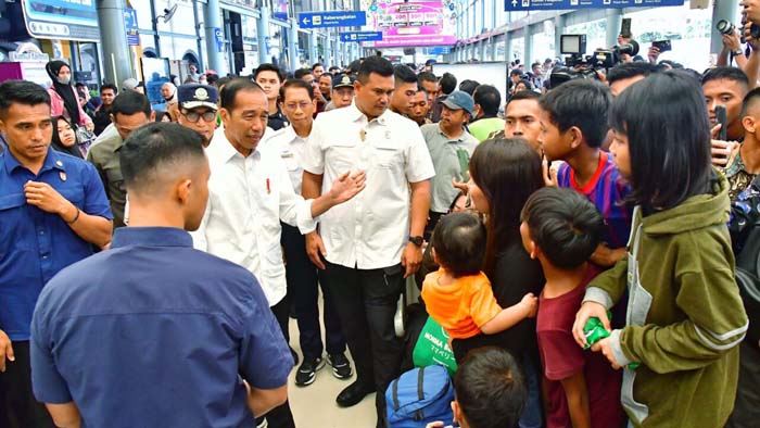 Presiden Joko Widodo Pantau Arus Mudik Lebaran di Stasiun Pasar Senen