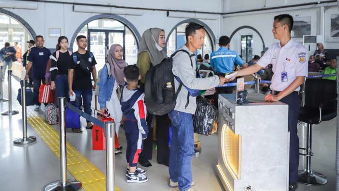 Mudik Lebaran: KAI Sukses Antarkan 848 Ribu Penumpang dengan Keberangkatan Tepat Waktu