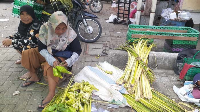 Tradisi Kupatan, Pasar Tradisional Blora Dipenuhi Penjual Janur