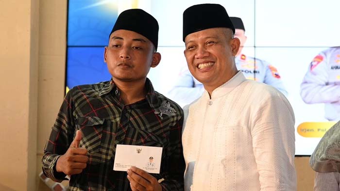 Ratusan Warga Kebumen Bahagia Terima Hadiah Kuis dari Bupati