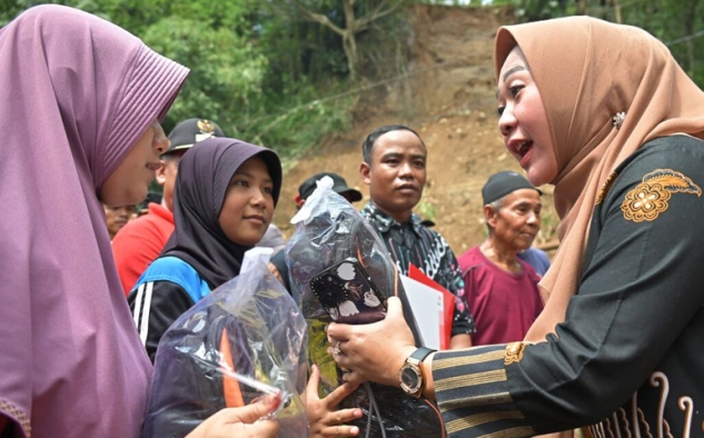 Bupati Purbalingga Beri Bantuan untuk Korban Longsor di Desa Kaliori