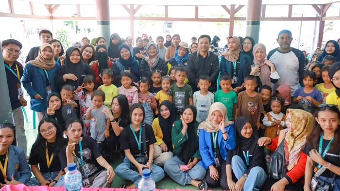 Mahasiswa PMM UNAIR Berikan Kontribusi Sosial Kepada Korban Banjir Lumajang