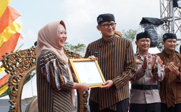 Menparekraf Didampingi Bupati Purbalingga Buka Festival Gunung Slamet