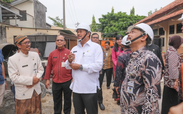 Tingkatkan Pendidikan Vokasi, Pj Gubernur Jateng Cek Belanja Fisik di SMKN 9 Surakarta Senilai Rp3,6 M