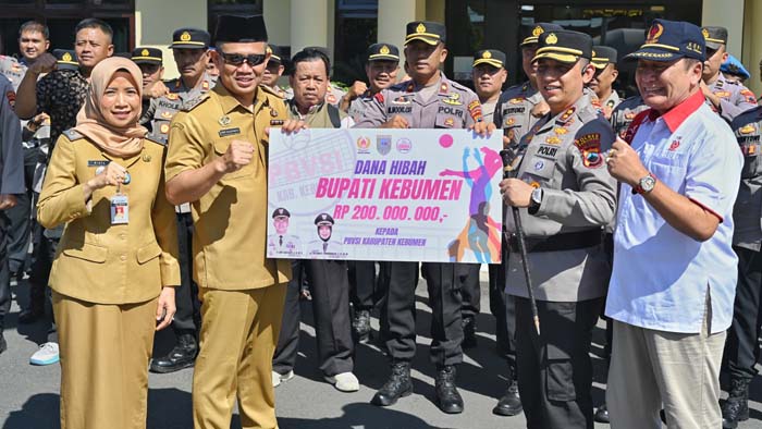Bupati Kebumen Serahkan Hibah Sarana Prasarana Olahraga kepada Polres Kebumen
