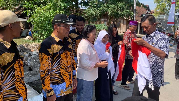 Tingkatkan Rasa Nasionalisme Warga, Pemkab Demak Bagikan Bendera Merah Putih