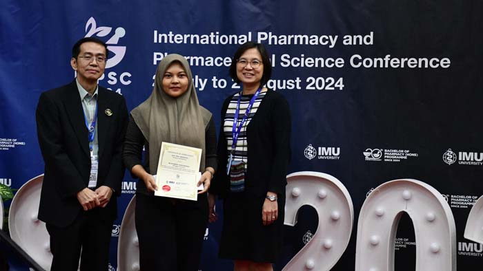 Mahasiswa Farmasi UNAIR Raih Best Oral Presentation di Ajang Internasional di Malaysia