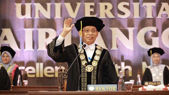 Rektor UNAIR Wisuda 1.116 Lulusan, Tekankan Optimisme dan Semangat Inovasi