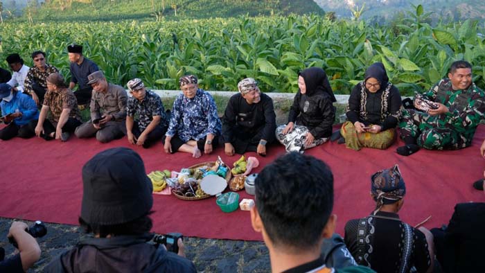Pj. Bupati Temanggung Hadiri Panen Raya Tembakau di Desa Legoksari