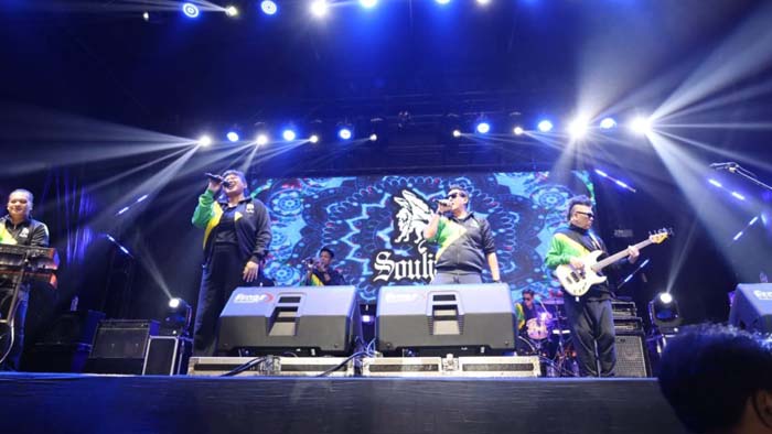 Ribuan Penikmat Musik Padati Aloon-aloon Temanggung dalam "Pesta Rakyat"