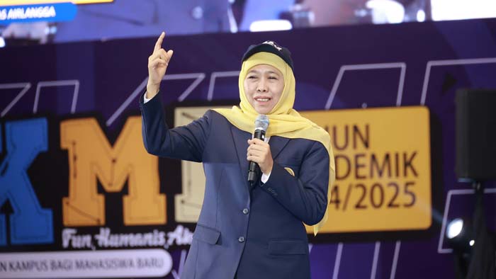 Meriah, Khofifah Sambut Ribuan Ksatria Airlangga Baru di PKKMB UNAIR 2024