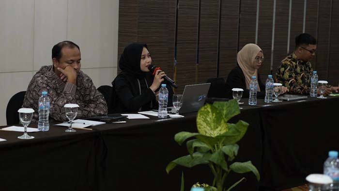 Mahasiswi UNAIR Raih Predikat Penyaji Terbaik di Seminar Bawaslu Kalsel