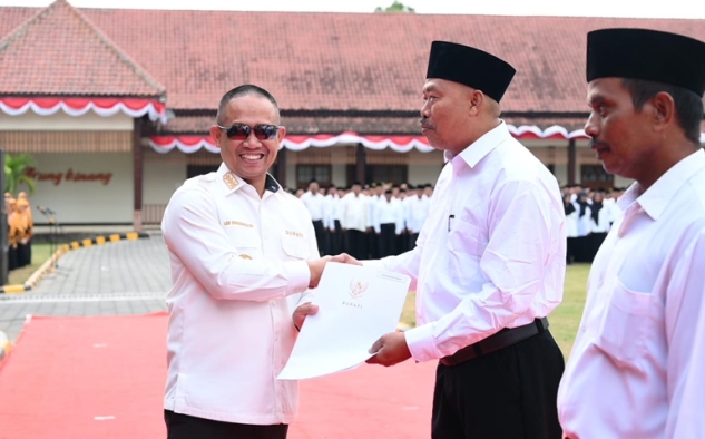 Arif Sugiyanto Serahkan Ribuan SK Perpanjangan Jabatan Anggota BPD di Kebumen