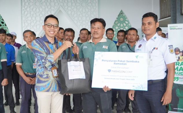 Dompet Dhuafa Jateng dan Paragon Corp Berbagi Kebahagiaan Bersama Porter KAI di Stasiun Tawang
