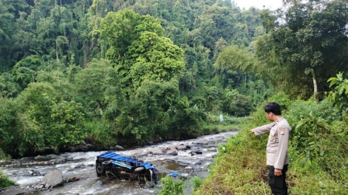 Diduga Mengantuk, Sopir Truk di Malang Tergelincir ke Sungai Konto