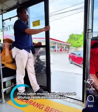 Bus Trans Semarang Berjalan dengan Pintu Utama Terbuka