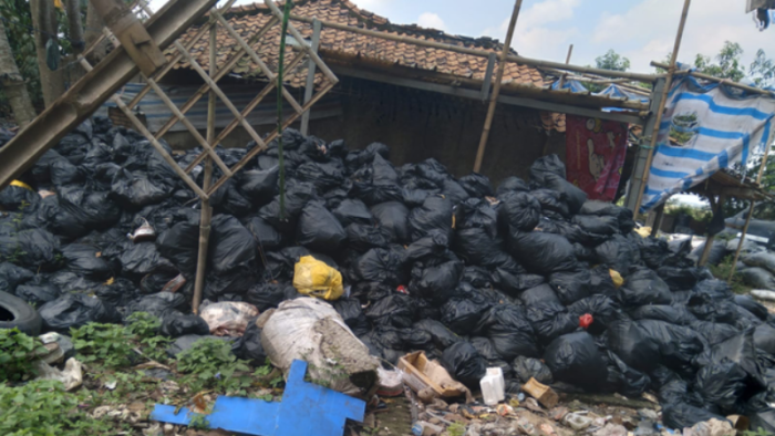 Limbah Medis Gegerkan Warga Karawang, DLH Diminta Segera Bertindak