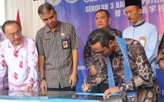 Wamen Pendidikan Dasar dan Menengah Tanda Tangani Komitmen Trigatra Bangun Bahasa
