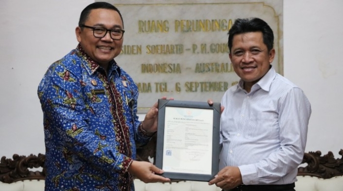 Kemenkum Jateng Serahkan Kekayaan Intelektual Tugu Biawak kepada Bupati Wonosobo