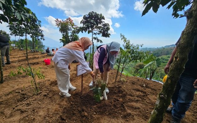Peringati Hari Kartini, PLN Indonesia Power UBP Semarang dan DLHK Jawa Tengah Tanam Ratusan Pohon di Lereng Telomoyo