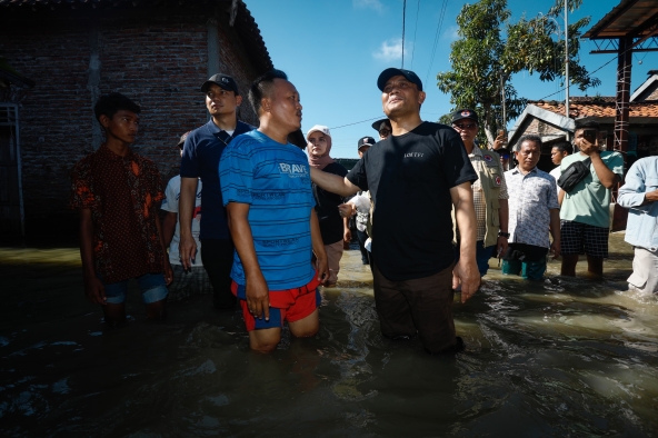 Kunjungi Lokasi Banjir Rob Sayung Demak, Ahmad Luthfi Penuhi Harapan Warga