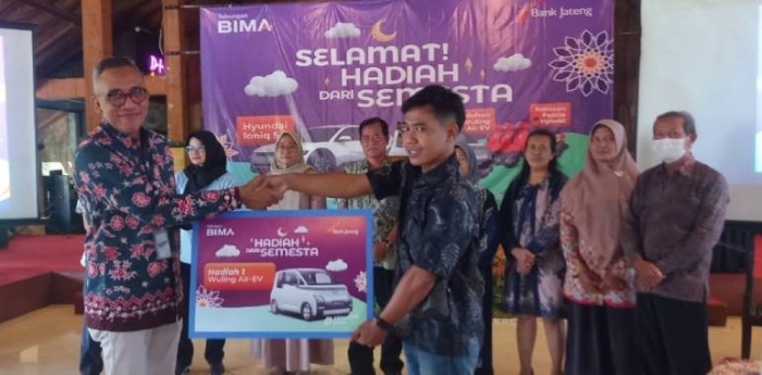 Bank Jateng Gelar Undian Tabungan Bima, Nasabah di Klaten Raih Hadiah Mobil Listrik Wuling Air EV