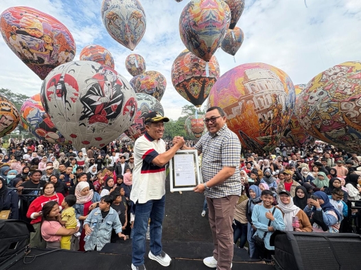 Kemenkum Jateng Serahkan Sertifikat Ekspresi Budaya Tradisional Tradisi Balon Udara Wonosobo