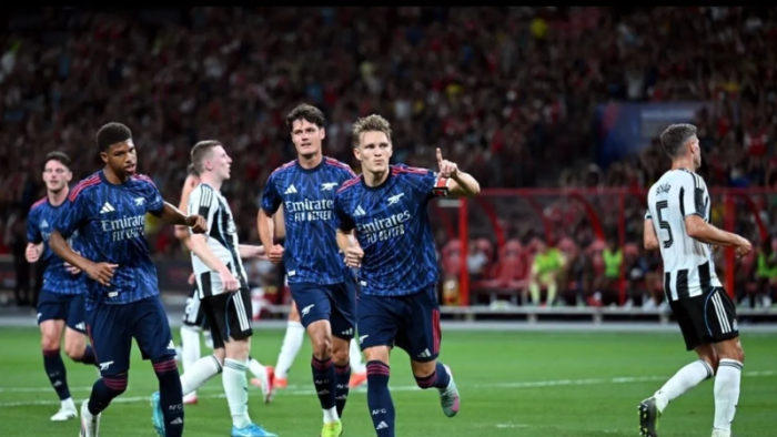 Arsenal Tundukkan Newcastle 3-2 dalam Laga Pramusim Seru di Singapura