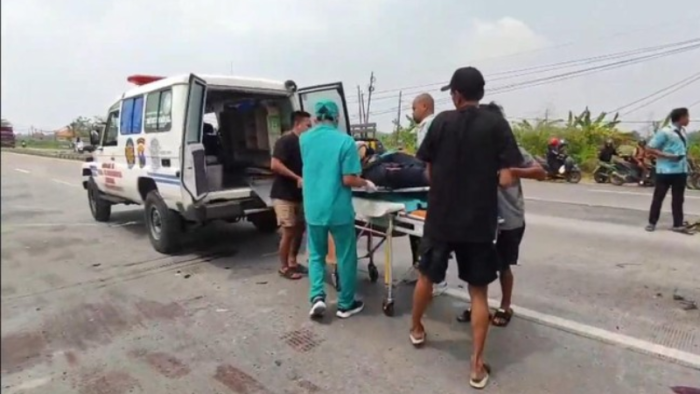Pemotor Tewas Usai Tabrak Truk Putar Balik di Lamongan