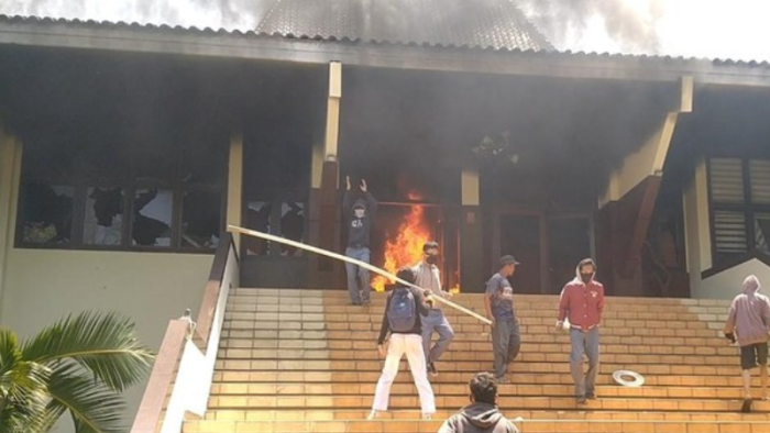 Demo Ricuh di Pekalongan, Gedung DPRD Dibakar Massa