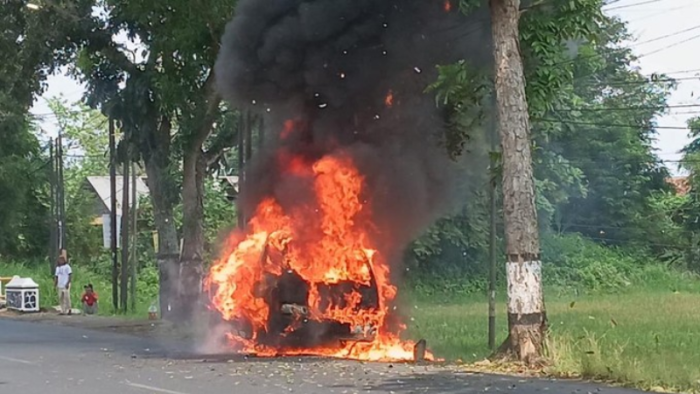 Mobil Pikap Hangus Terbakar di Jalur Ramai Sokaraja Banyumas, Diduga Korsleting