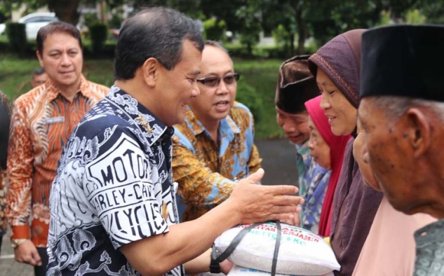 Gubernur Luthfi Serahkan Bantuan 6 Ton Beras ke Kelompok Rentan Guna Ringankan Beban Mereka