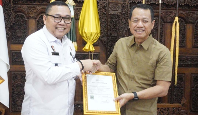 Kemenkum Jateng Serahkan 3 Surat Pencatatan KIK ke Pemkab Kudus