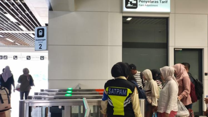 Dua Tahun Whoosh: Kisah Para Petugas, dari Kebersihan hingga Keamanan Stasiun